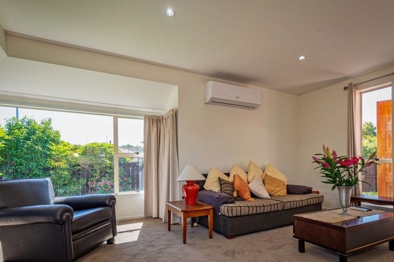 Photo of property in 8 Gatonby Place, Avonhead, Christchurch, 8042