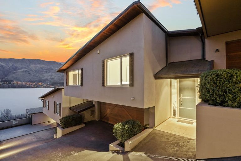 Photo of property in Lakeview Heights, 2/124 Lismore Street, Wanaka, 9305