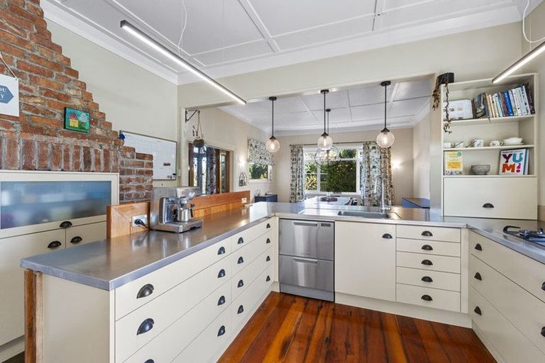 Photo of property in 187 South Road, Hawera, 4610