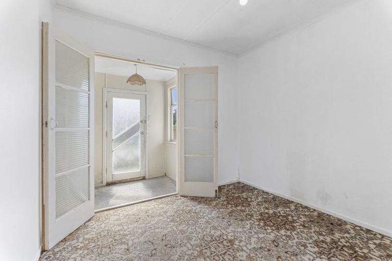 Photo of property in 44 Egmont Road, Waiwhakaiho, New Plymouth, 4312