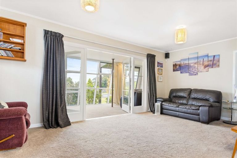 Photo of property in 3 Rewarewa Road, Te Atatu Peninsula, Auckland, 0610