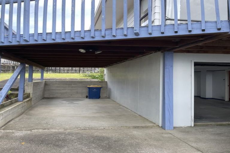 Photo of property in 11 Santiago Crescent, Unsworth Heights, Auckland, 0632