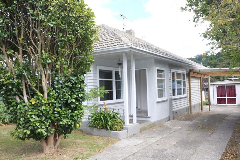 Photo of property in 396 Stokes Valley Road, Stokes Valley, Lower Hutt, 5019