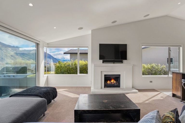 Photo of property in Lakeview Heights, 2/124 Lismore Street, Wanaka, 9305