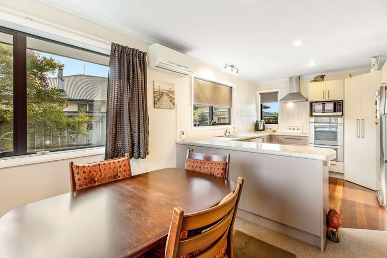 Photo of property in 11 Cleveland Heights, Kelvin Grove, Palmerston North, 4414