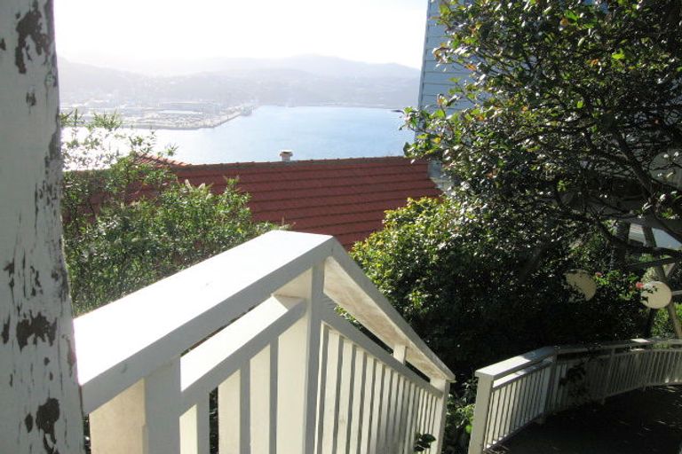 Photo of property in 52 Palliser Road, Roseneath, Wellington, 6011