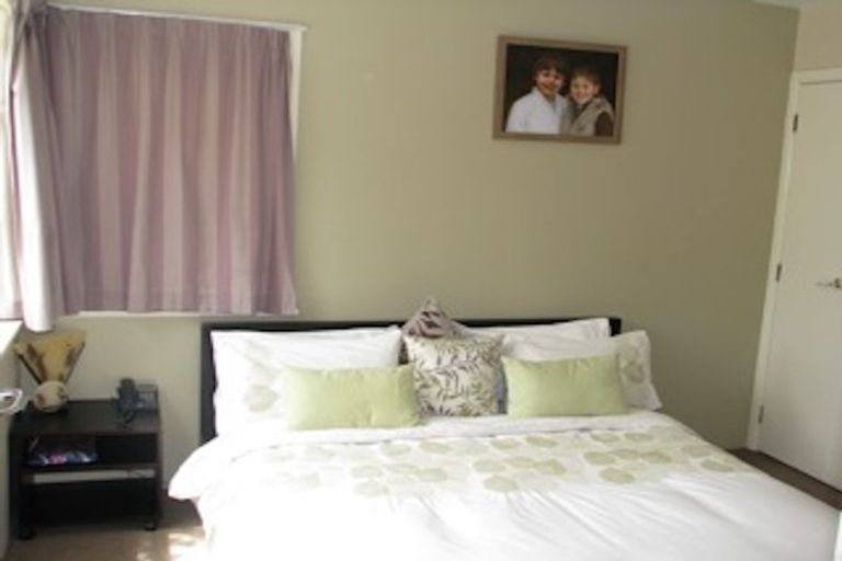 Photo of property in 1/130 Sunset Road, Unsworth Heights, Auckland, 0632