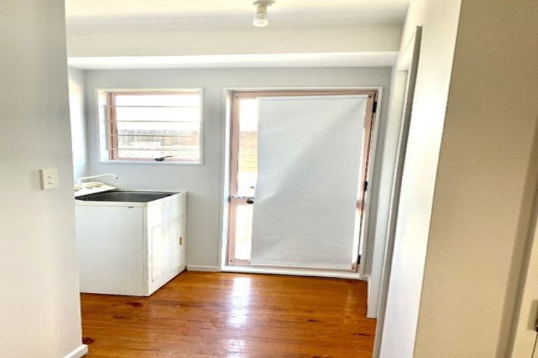 Photo of property in 47 Greenslade Crescent, Northcote, Auckland, 0627