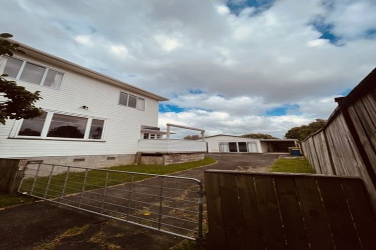 Photo of property in 49 Neil Avenue, Te Atatu Peninsula, Auckland, 0610