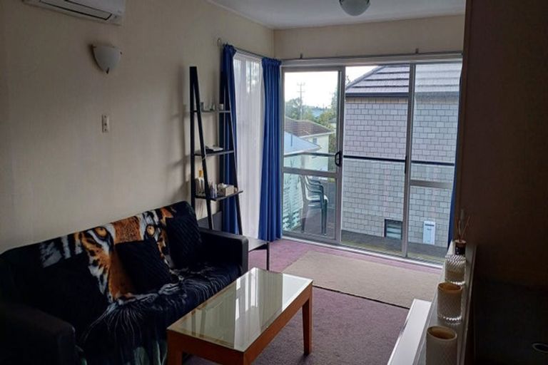 Photo of property in 2/132 Atkinson Road, Titirangi, Auckland, 0604