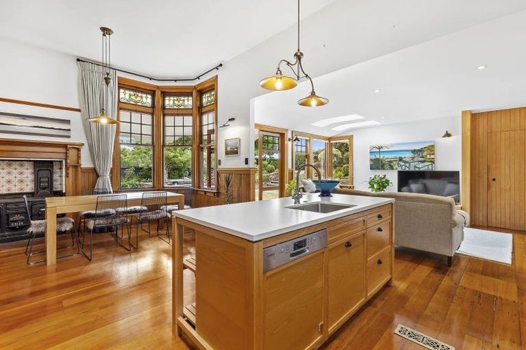 Photo of property in 11 Trelissick Crescent, Ngaio, Wellington, 6035