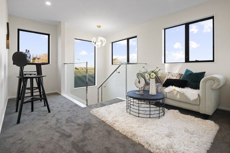 Photo of property in 8b Deuxberry Avenue, Northcote, Auckland, 0627