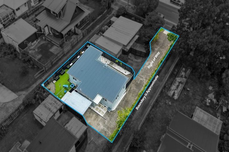 Photo of property in 2/176 Henderson Valley Road, Henderson, Auckland, 0612
