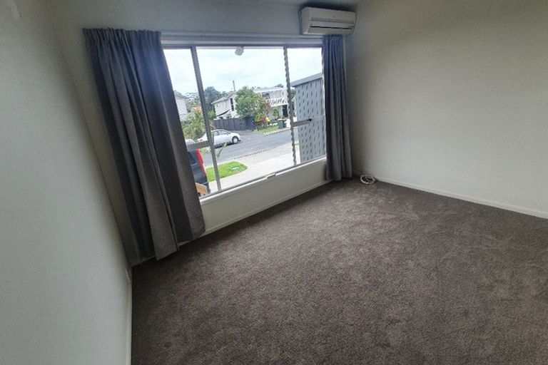 Photo of property in 24 Walton Street, Red Beach, 0932