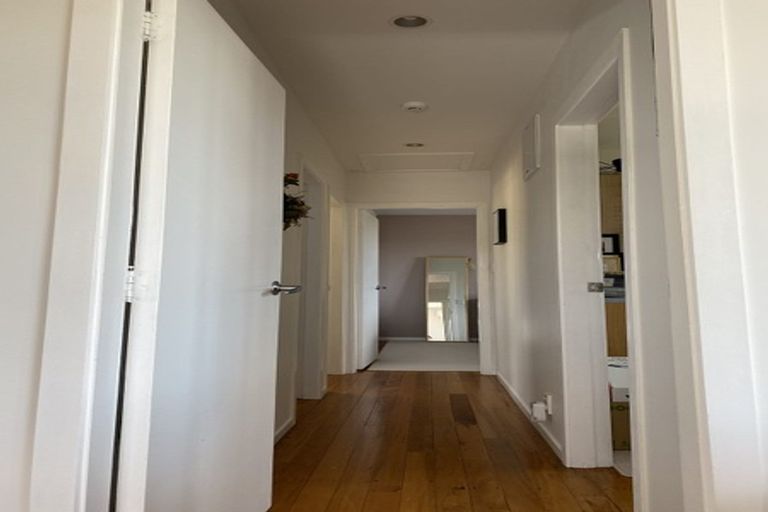 Photo of property in 7 Link Road, Newlands, Wellington, 6037