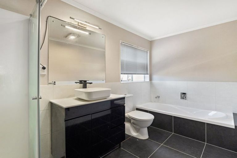 Photo of property in 32 Sarteano Drive, Manurewa, Auckland, 2105