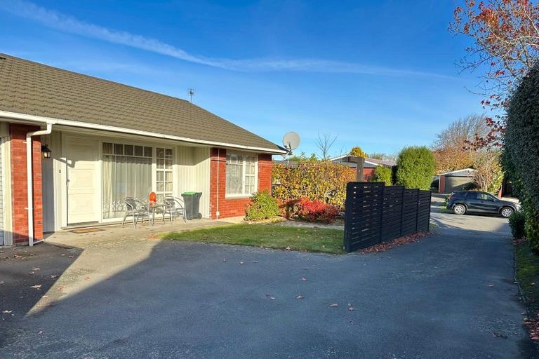 Photo of property in 2/28 Rosedale Place, Avonhead, Christchurch, 8042