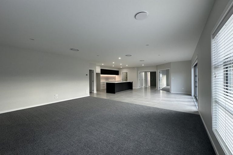 Photo of property in 5 Cassin Place, Taradale, 4112