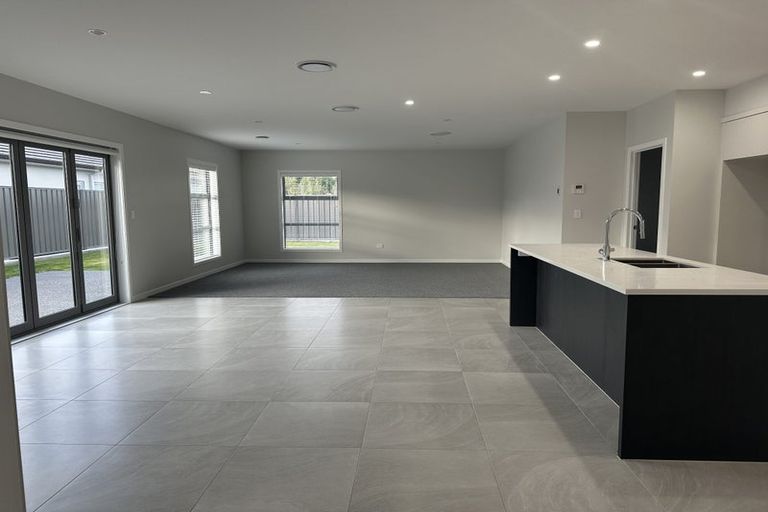 Photo of property in 5 Cassin Place, Taradale, 4112