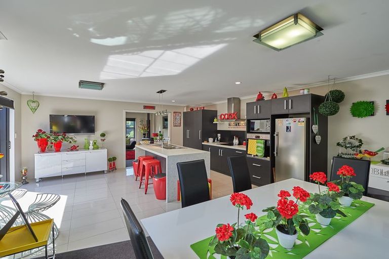 Photo of property in 18 Galea Grove, Kelvin Grove, Palmerston North, 4414