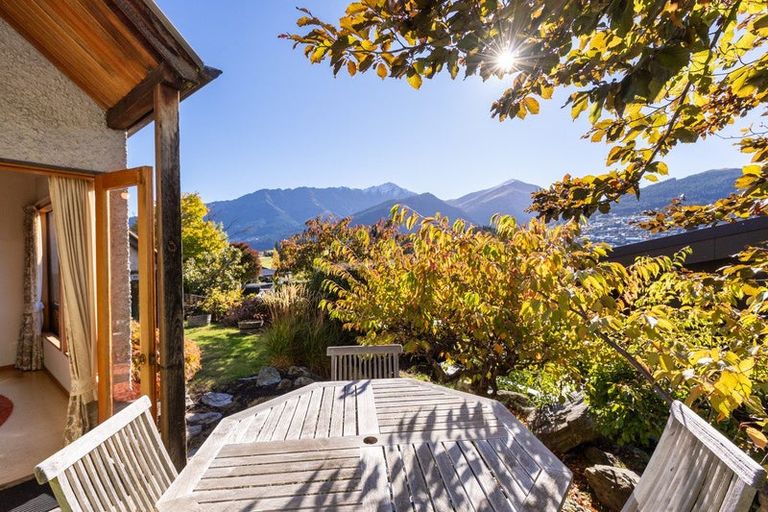 Photo of property in 75 Cedar Drive, Kelvin Heights, Queenstown, 9300