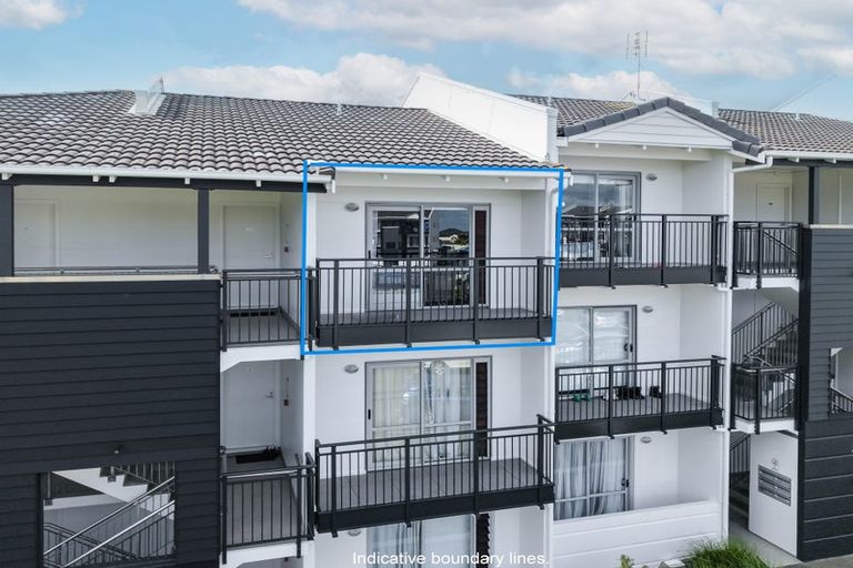 Photo of property in 14a/71 Spencer Road, Oteha, Auckland, 0632