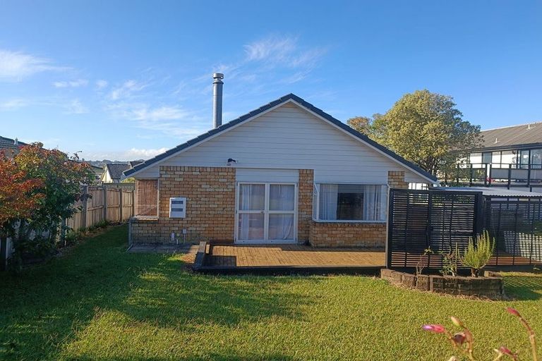 Photo of property in 1 Jay Court, Botany Downs, Auckland, 2010
