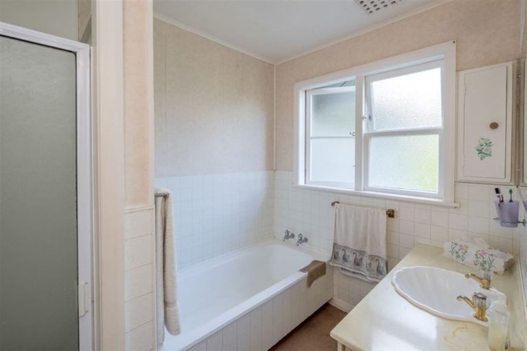Photo of property in 16 Highbury Drive, Levin, 5510