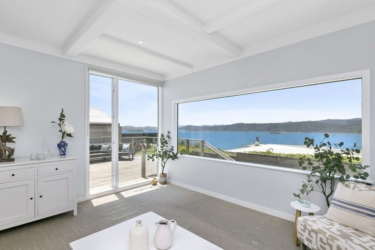 Photo of property in 114 Nevay Road, Karaka Bays, Wellington, 6022