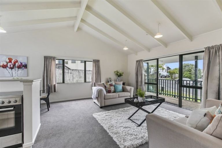 Photo of property in 29 Loughanure Place, Massey, Auckland, 0614