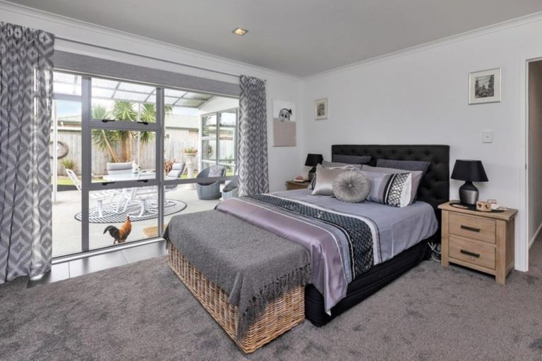 Photo of property in 18 Resolution Place, One Tree Point, 0118