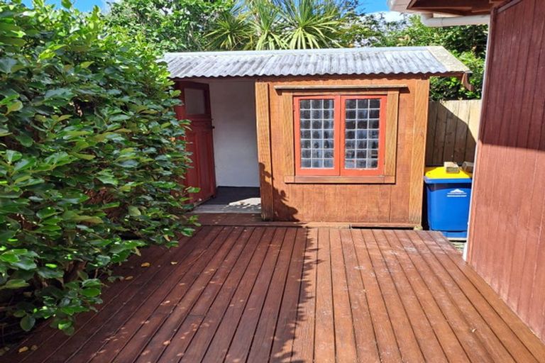 Photo of property in 17a Old Lake Road, Narrow Neck, Auckland, 0624