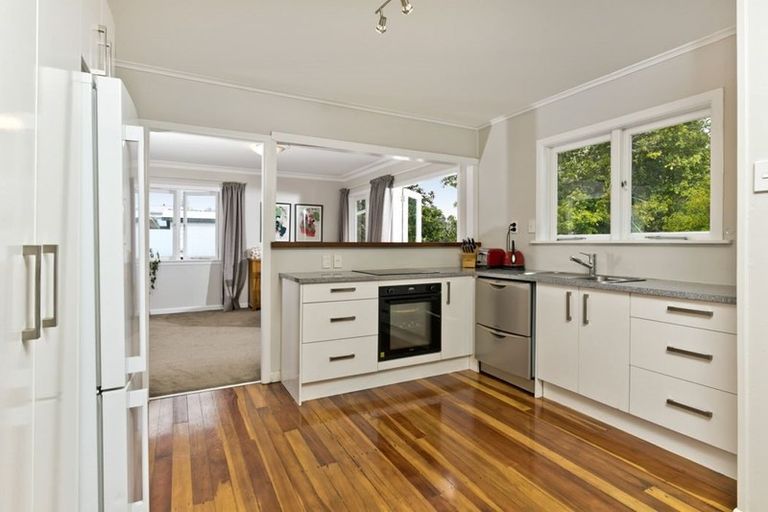 Photo of property in 123 Millbrook Road, Sunnyvale, Auckland, 0612