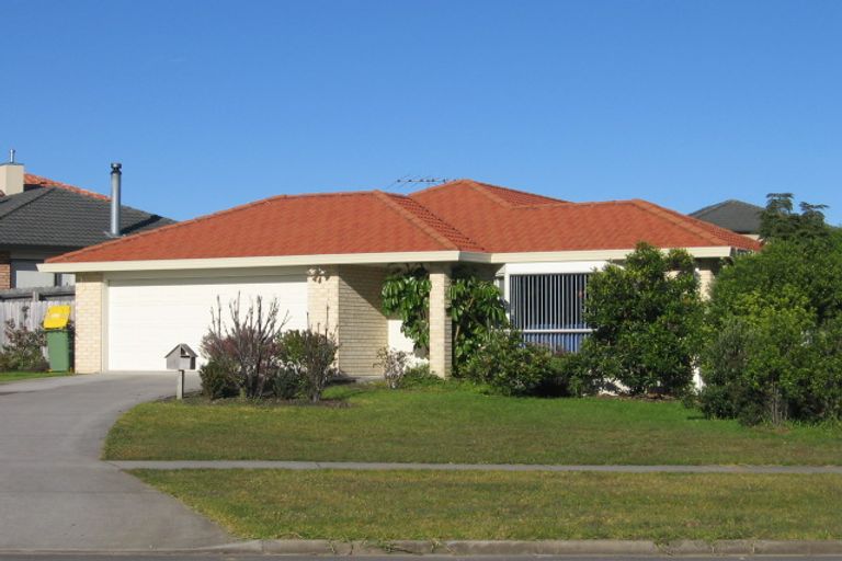 Photo of property in 94 Moyrus Crescent, East Tamaki Heights, Auckland, 2016