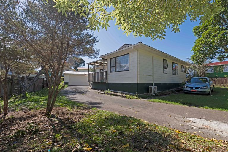 Photo of property in 3 Glucina Place, Glen Eden, Auckland, 0602