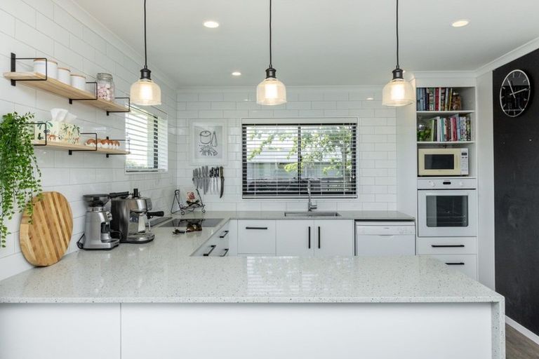 Photo of property in 18 Neeve Road, Taradale, Napier, 4112