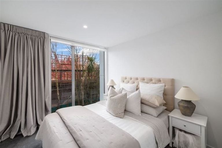 Photo of property in 2/204 Edgeware Road, Edgeware, Christchurch, 8013