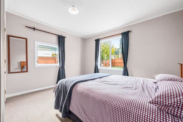 Photo of property in 352 Stokes Valley Road, Stokes Valley, Lower Hutt, 5019