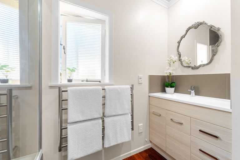 Photo of property in 33 Old Lake Road, Narrow Neck, Auckland, 0624