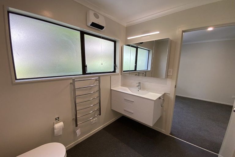 Photo of property in 27a Holiday Road, Stanmore Bay, Whangaparaoa, 0932