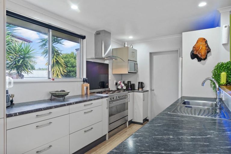 Photo of property in 12 Quo Vadis Place, Red Beach, 0932