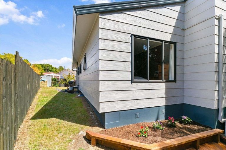 Photo of property in 77 Meadowvale Rise, Titirangi, Auckland, 0604