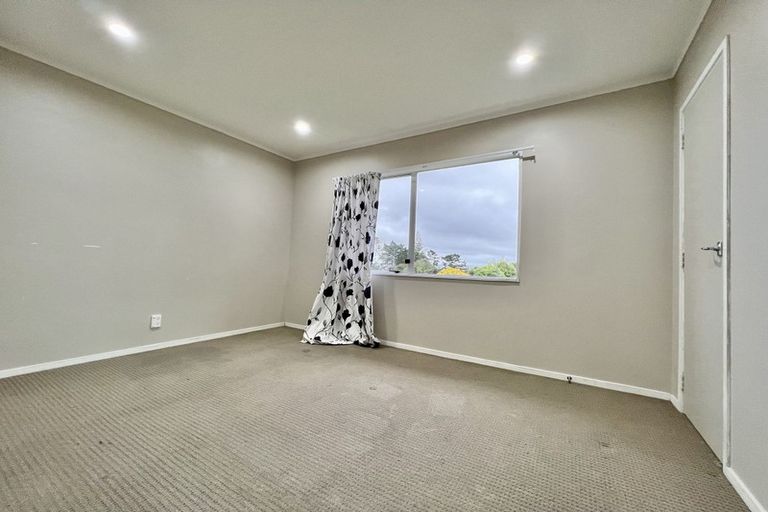 Photo of property in 4 Fernhaven Place, Massey, Auckland, 0614
