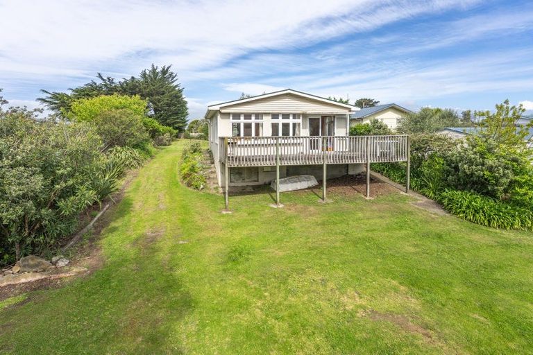 Photo of property in 15 Drake Street, Waikawa Beach, Manakau, 5573