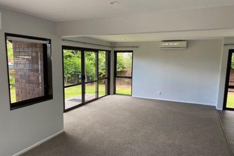 Photo of property in 2/12 Bradbury Road, Botany Downs, Auckland, 2010