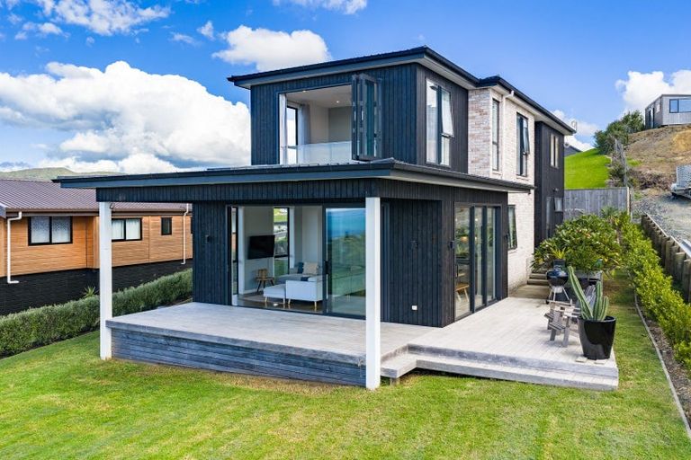 Photo of property in 10 Solar Way, Langs Beach, 0582