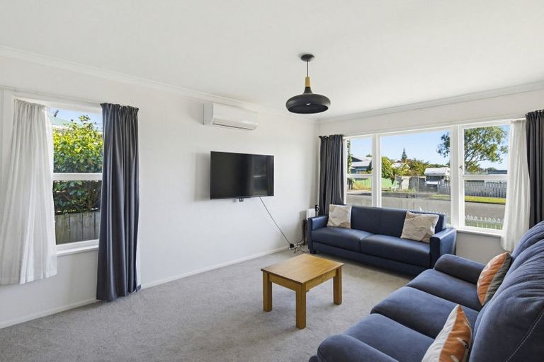 Photo of property in 32 Queenwood Road, Levin, 5510