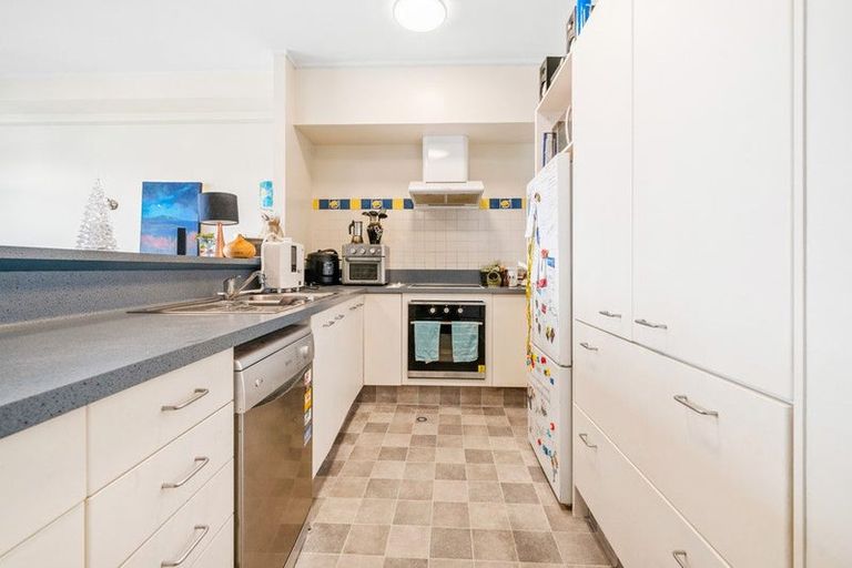 Photo of property in 17 Kent Terrace - Kent Apartments, 5c/16 Kent Terrace, Mount Victoria, Wellington, 6011