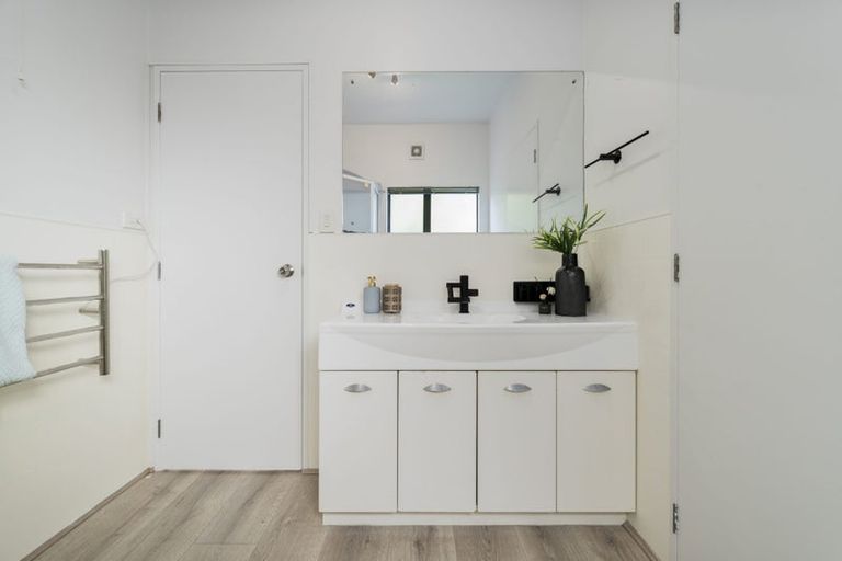 Photo of property in 257 Glengarry Road, Glen Eden, Auckland, 0602