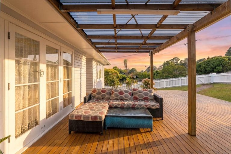 Photo of property in 52 Woodside Road, Massey, Auckland, 0614